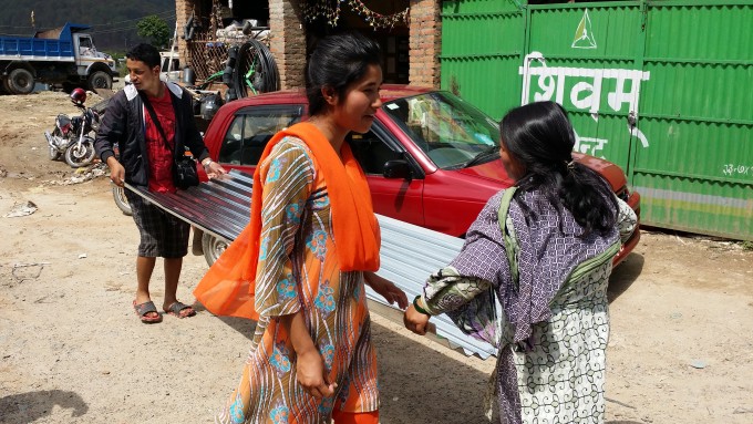 Rojin helps Junus mother deliver sheets