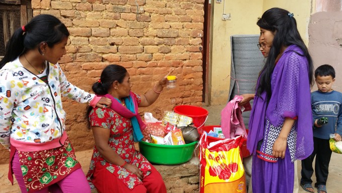 Smriti's mother learns how to purify water with the chlorine