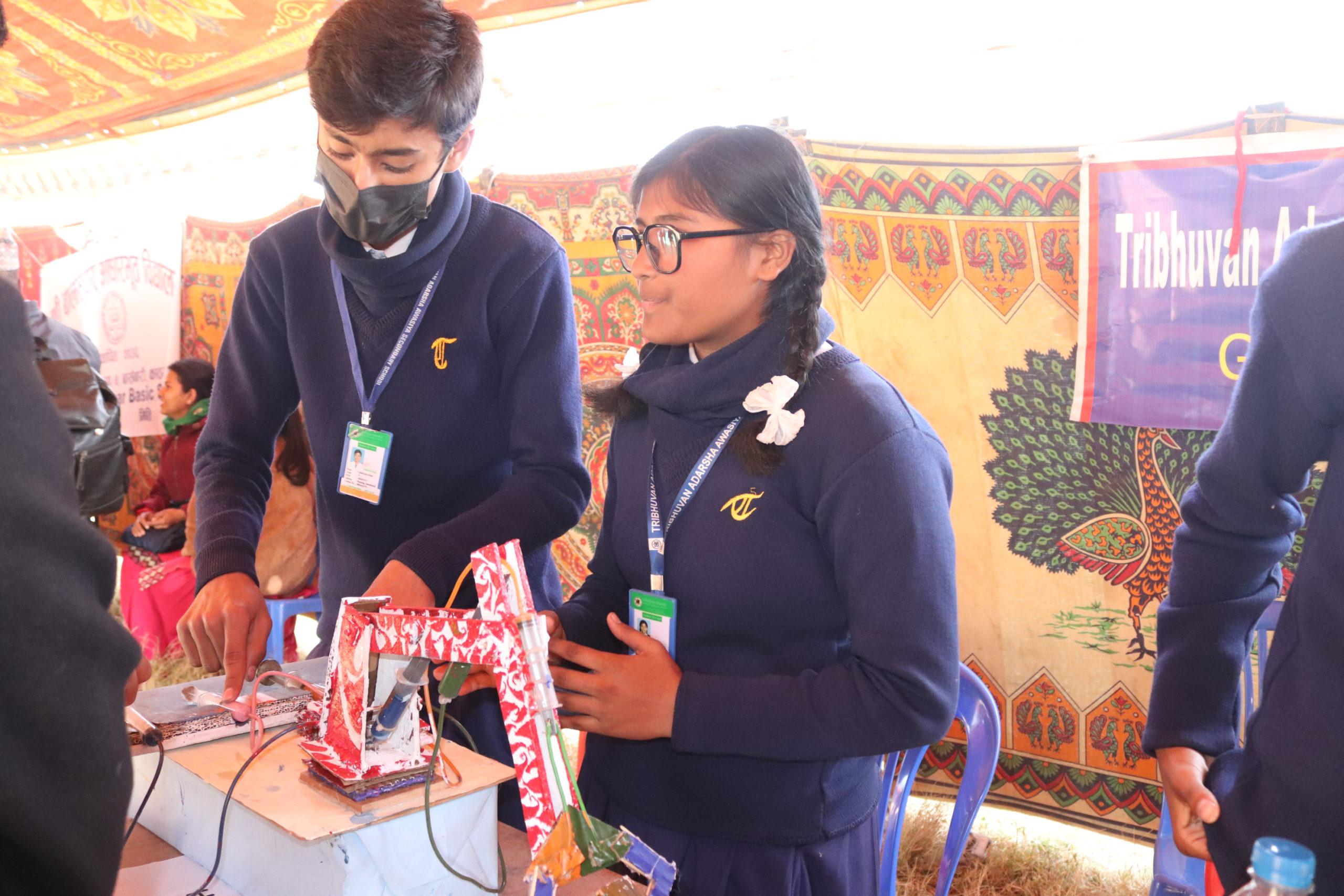 Participants of Science Exhibition represent their things_