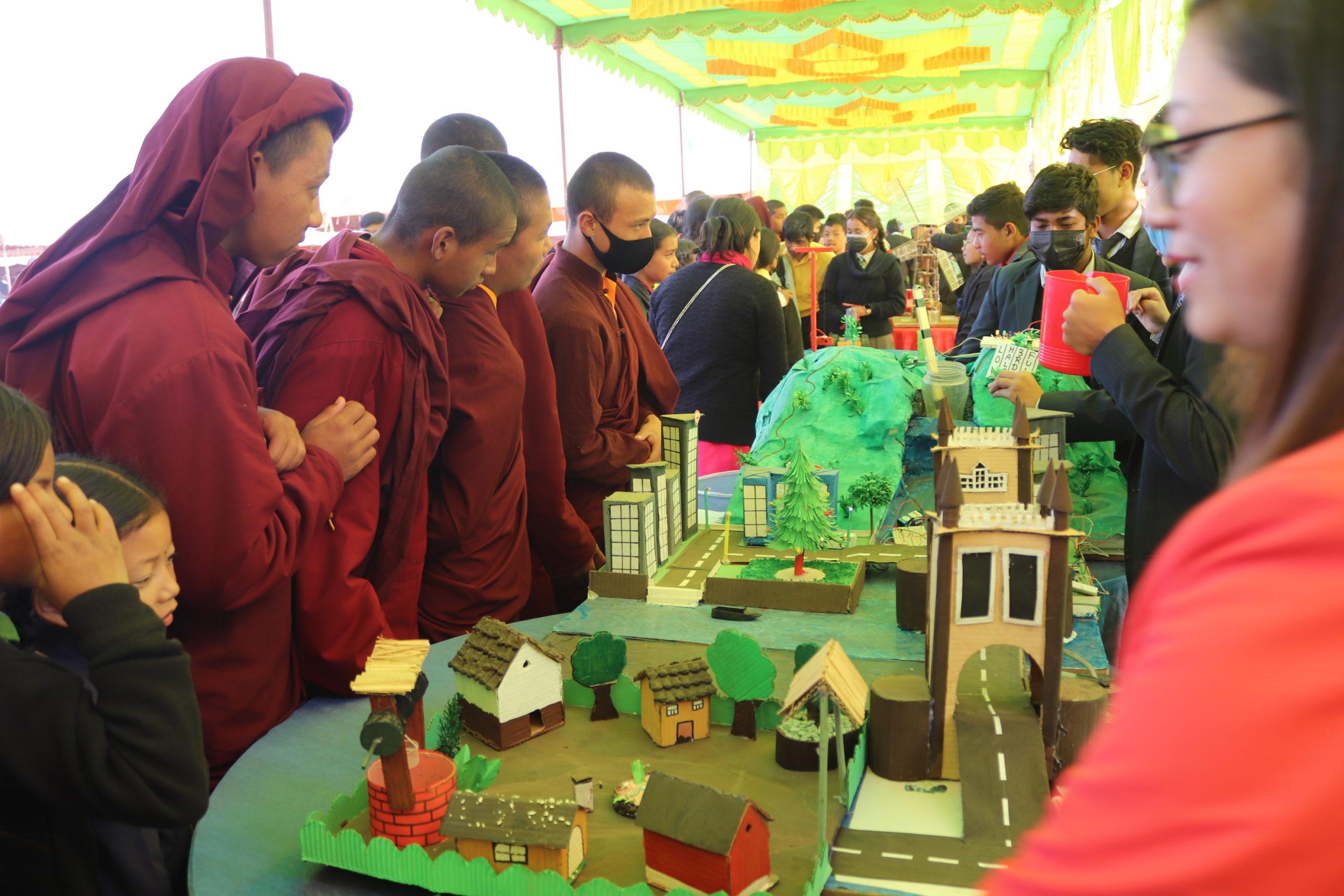 Students observe in the science exhibition_