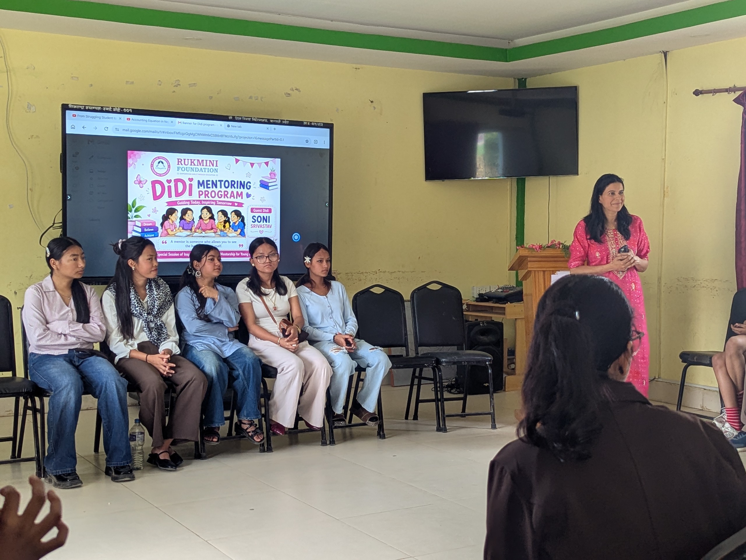 Dr. Soni sharing her inspiring story while the Bahinis listened attentively